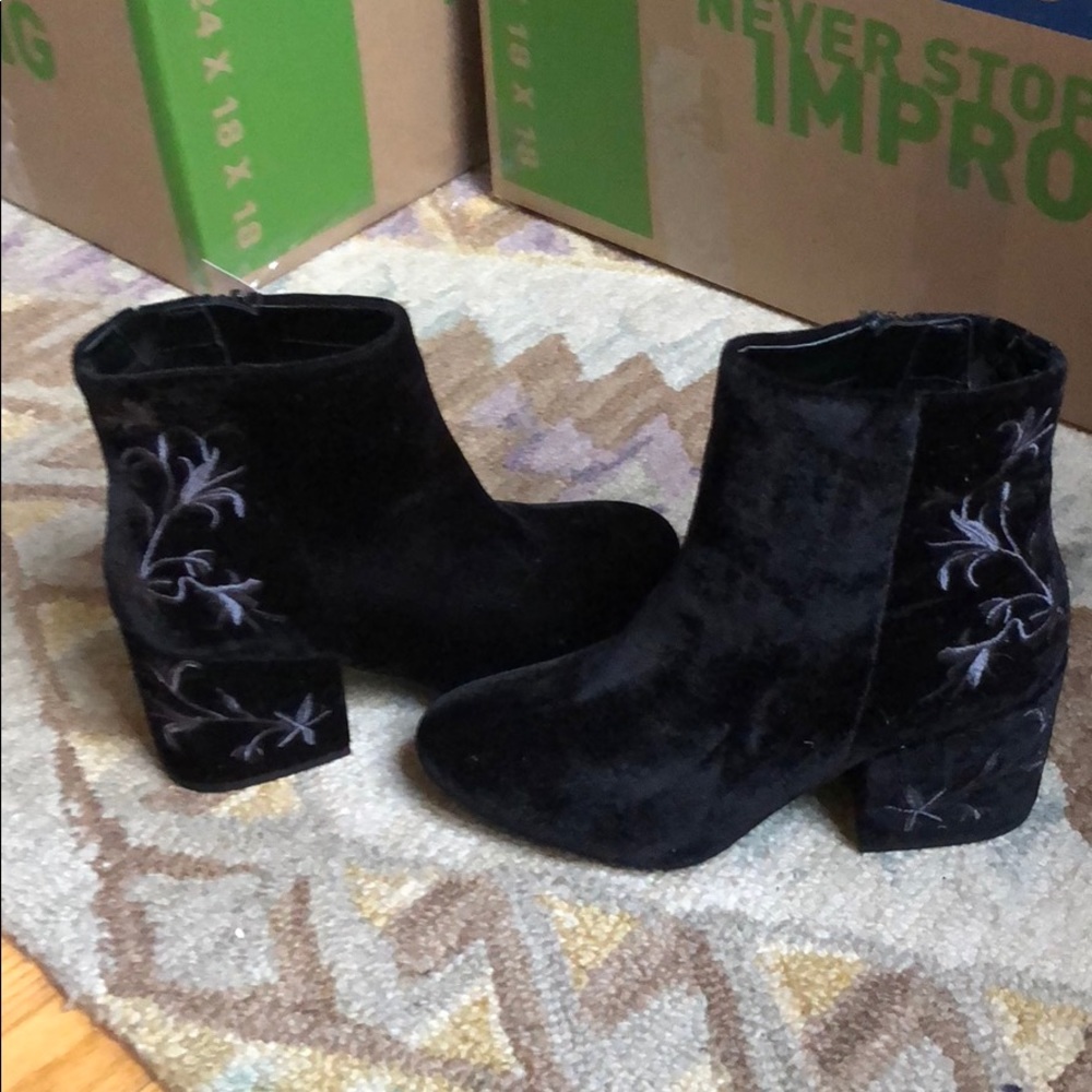 SOLD Black velvet Kenneth Cole boots size 8!